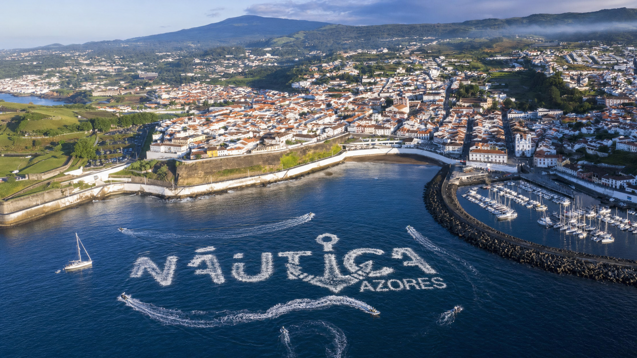 Oceano dos Açores com barcos